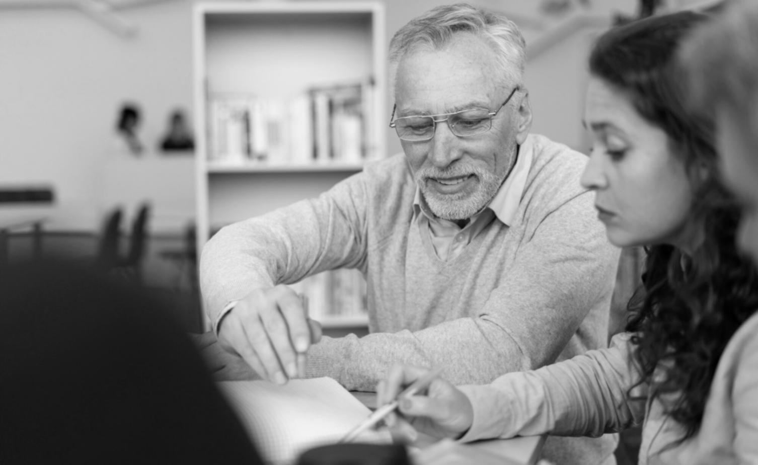 Arbeitsatmosphäre beim autobiografischen Schreiben mit Notizbüchern und persönlichen Gegenständen
