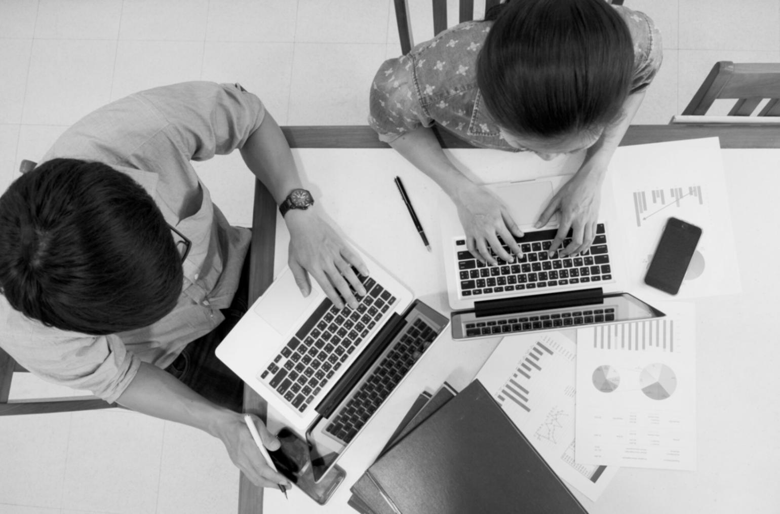Kreative Schreibutensilien und persönliche Notizen auf Arbeitstisch